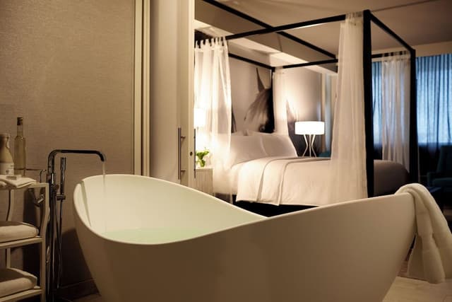 Archer King Mobility and Hearing-Accessible Suite with Balcony & Roll-in Shower