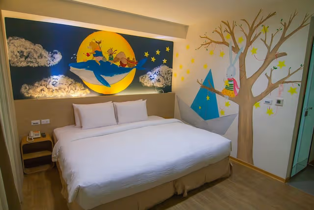 Deluxe Double Room, 1 King Bed (with shower)