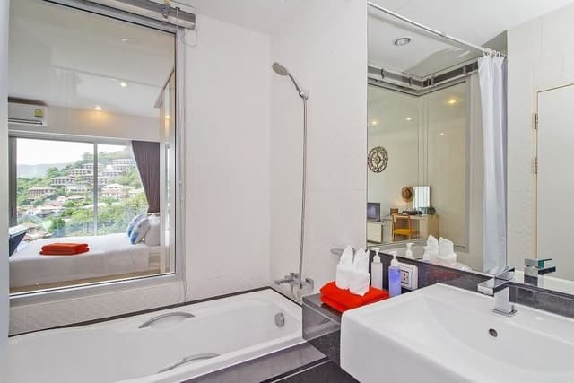 Deluxe Studio Suite, Kitchen, Garden View