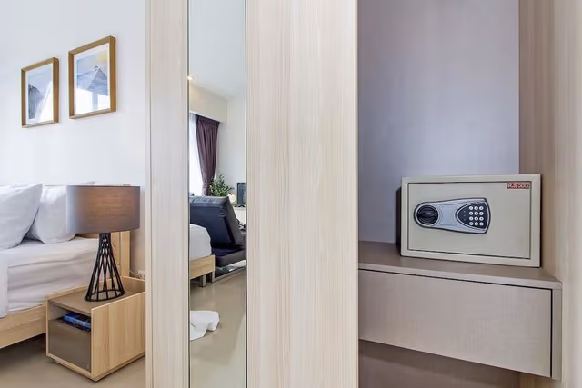 Deluxe Studio Suite, Kitchen, Garden View