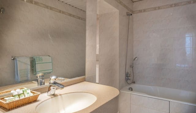 Club Room, Bathtub