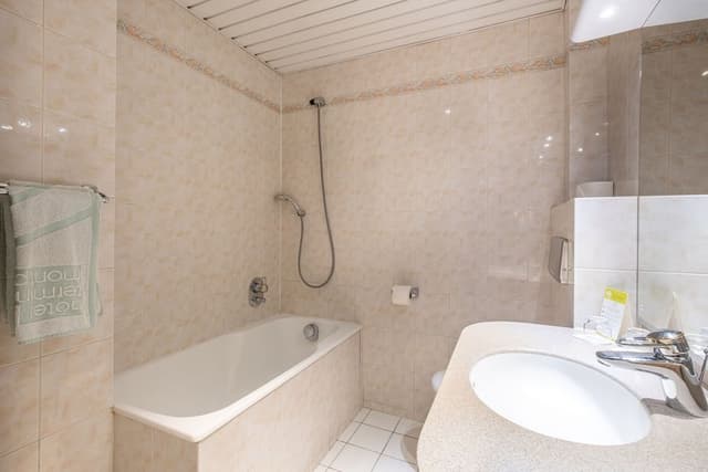 Club Room, Bathtub