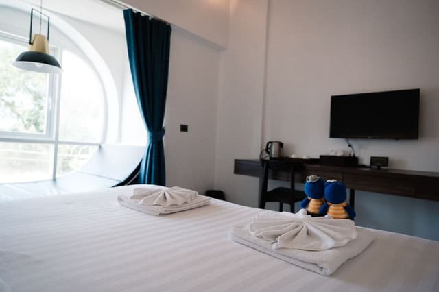 Deluxe King Room with Ensuite Bathroom