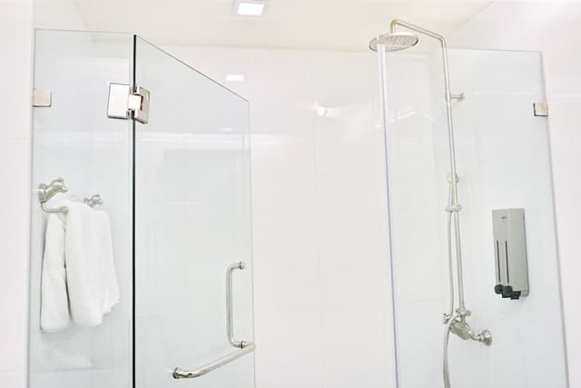 Deluxe King Room with Ensuite Bathroom