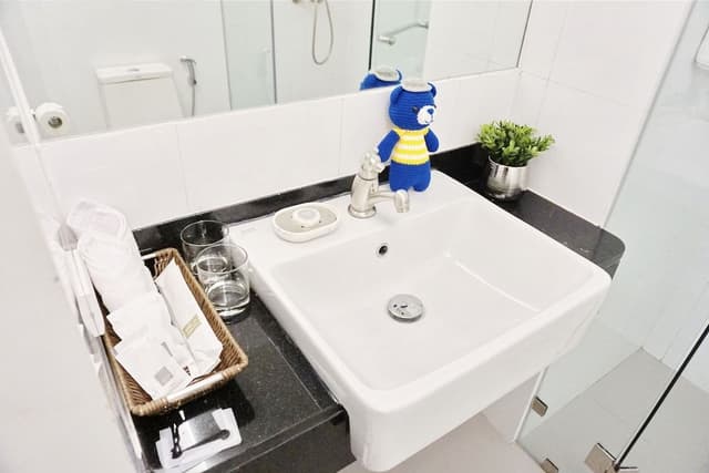 Deluxe King Room with Ensuite Bathroom