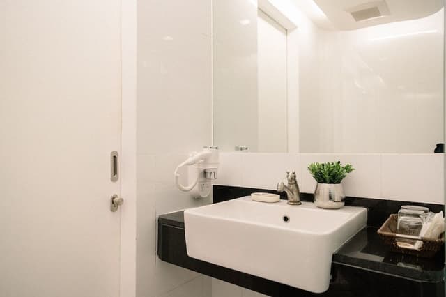 Deluxe King Room with Ensuite Bathroom