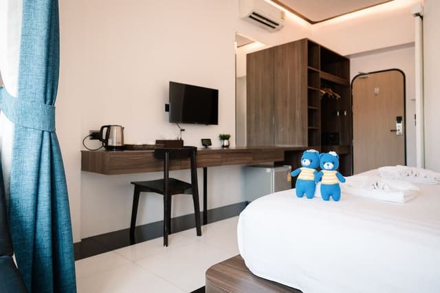 Deluxe King Room with Ensuite Bathroom