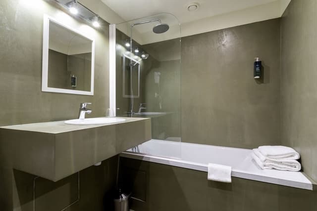 Double Room, Bathtub