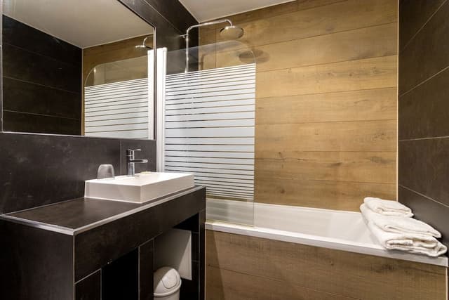Double Room, Bathtub