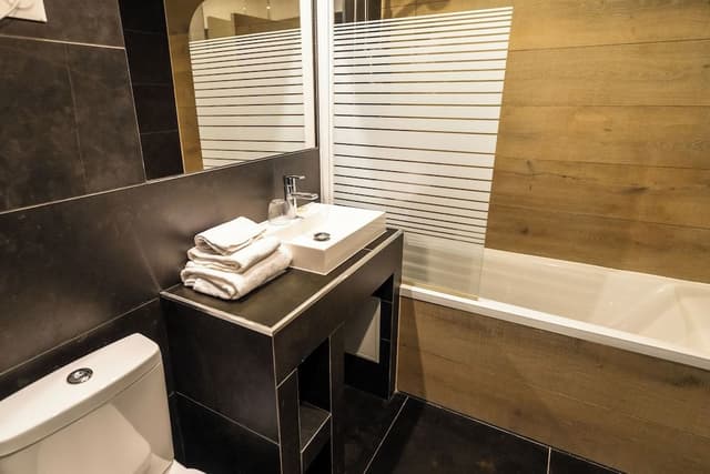 Double Room, Bathtub
