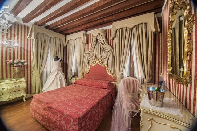 Deluxe Double Room, Canal View