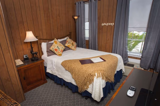 Single Room, 1 Queen Bed, Non Smoking, Refrigerator