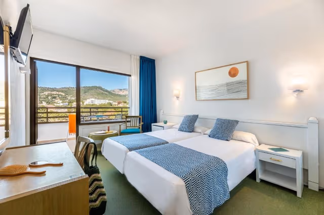 Twin Room with Side Sea View (1)