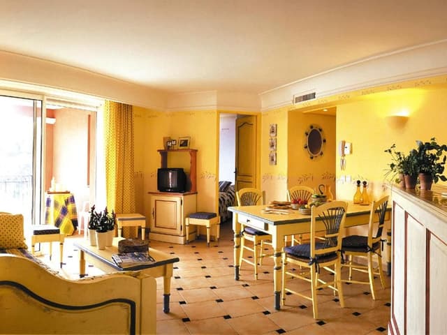Two-Bedroom Apartment with Alcove (8 Adults)