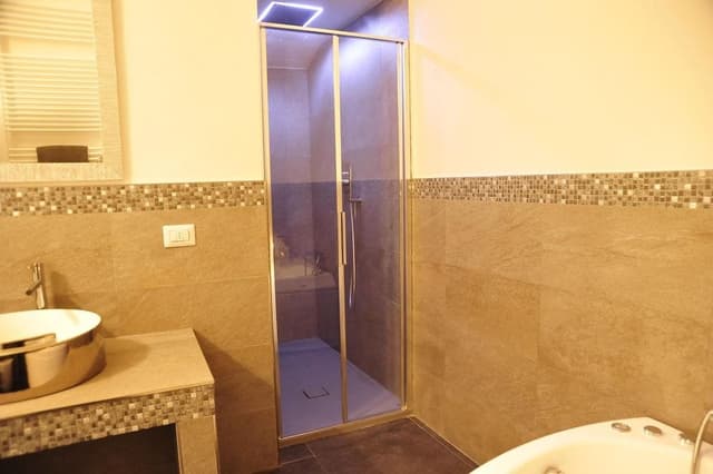 Suite, Jetted Tub