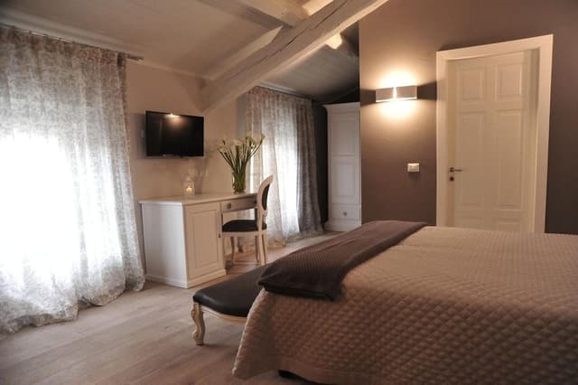 Suite, Jetted Tub
