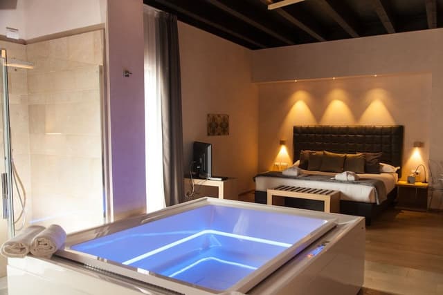 Suite, Jetted Tub