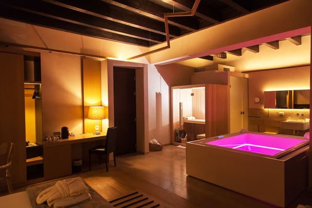Suite, Jetted Tub