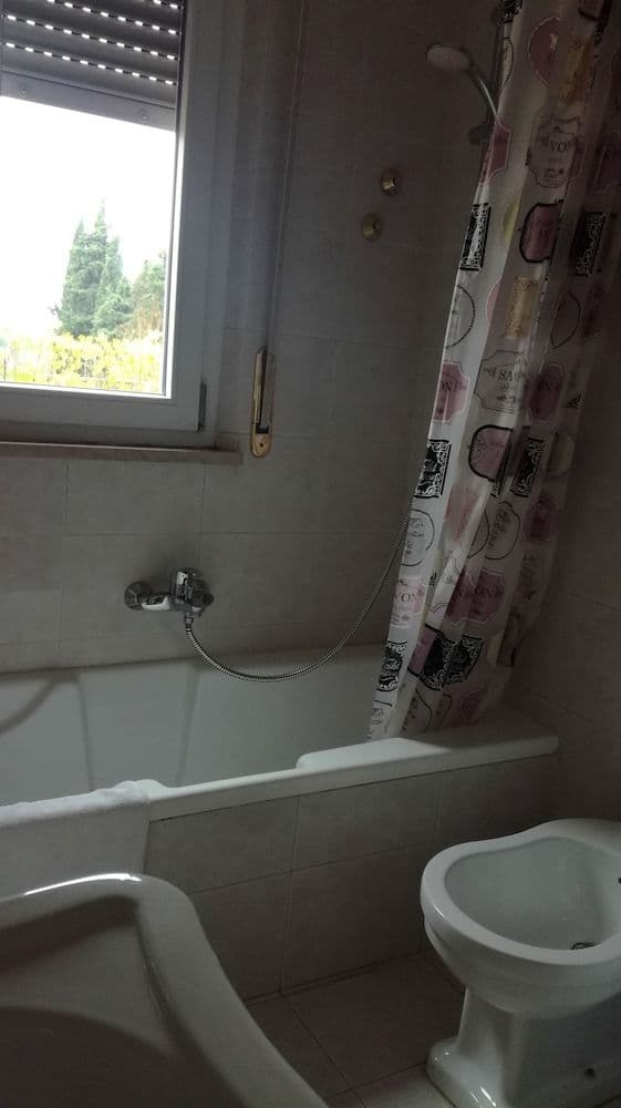 Economy Room, 1 Bedroom, Non Smoking, Bathtub