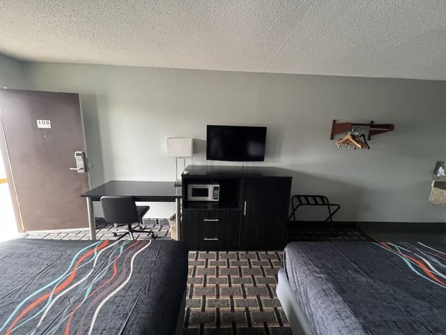 Deluxe Room, Multiple Beds, Smoking