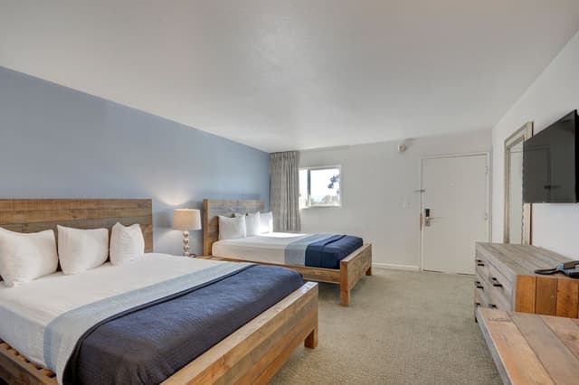 Deluxe Room, 2 Queen Beds, Pool View