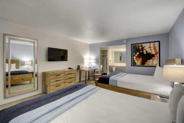 Deluxe Room, 2 Queen Beds, Pool View