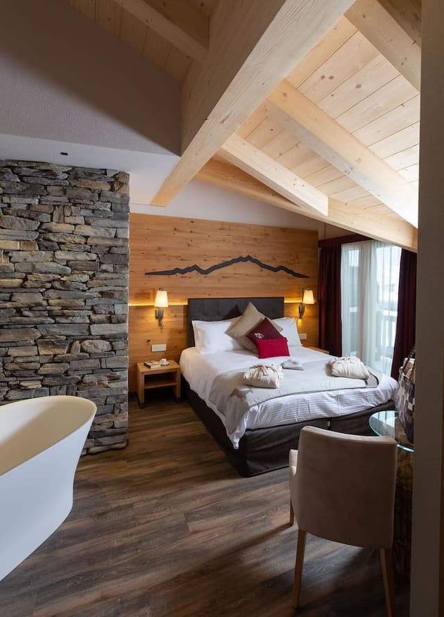 Suite, Jetted Tub