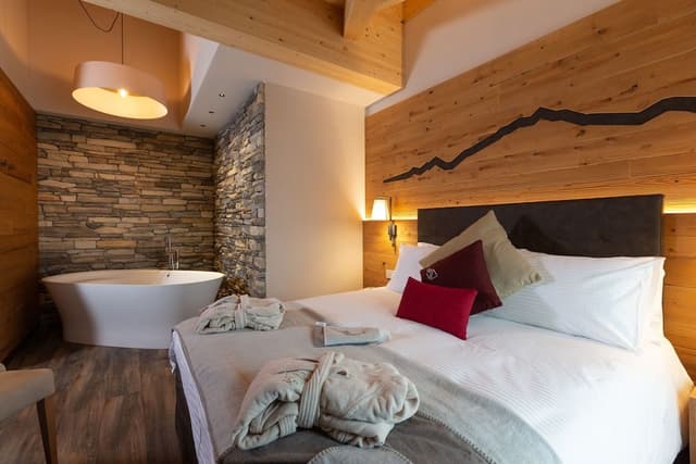 Suite, Jetted Tub