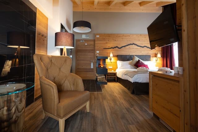 Suite, 1 King Bed, Fireplace