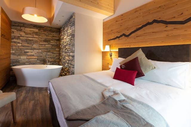 Suite, Jetted Tub