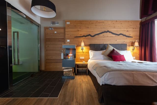 Suite, 1 King Bed, Fireplace
