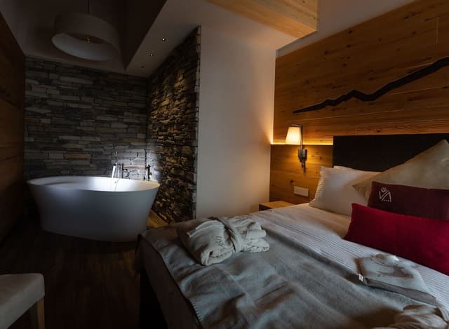 Suite, Jetted Tub