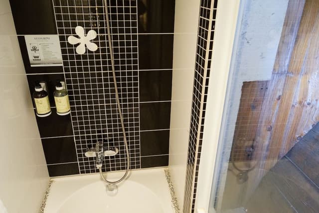 Economy Double Room, Bathtub