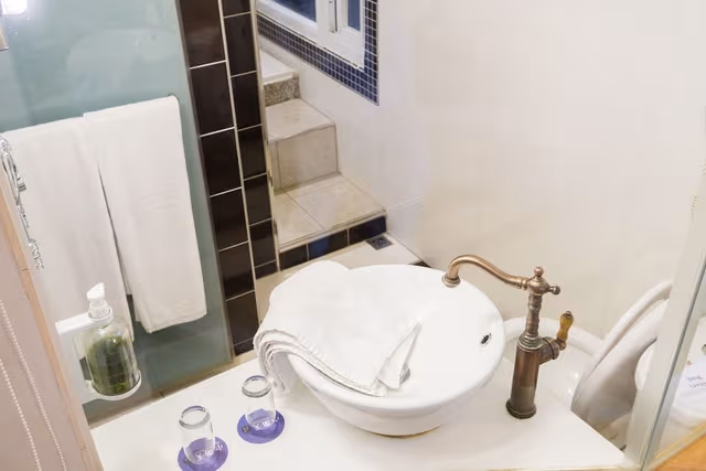 Economy Double Room, Bathtub