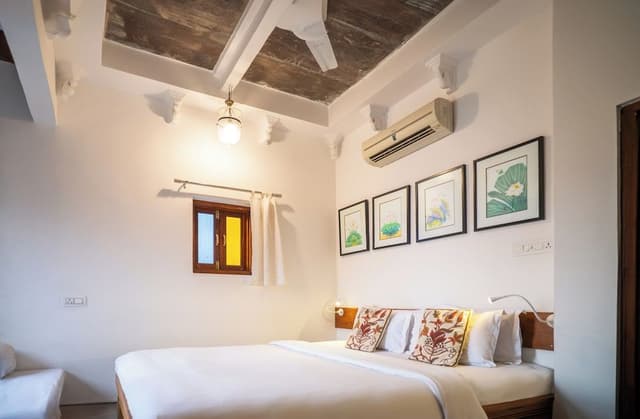 Room, Partial Lake View