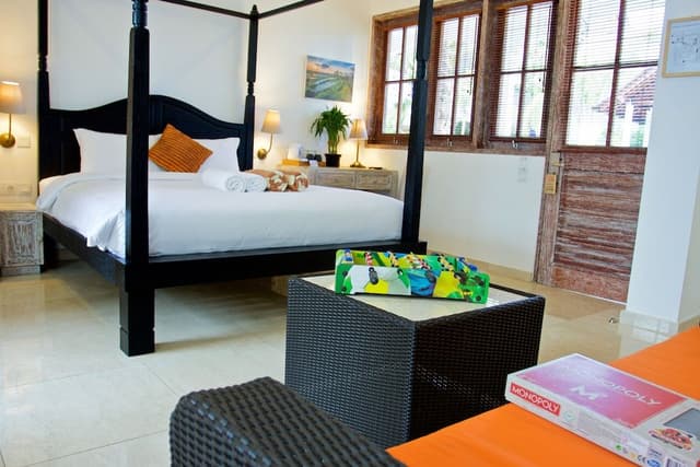 Dolphin Family Room (Pool View)