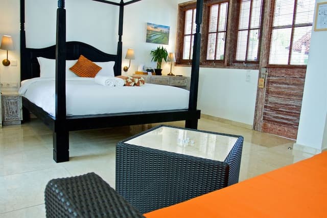 Dolphin Family Room (Pool View)