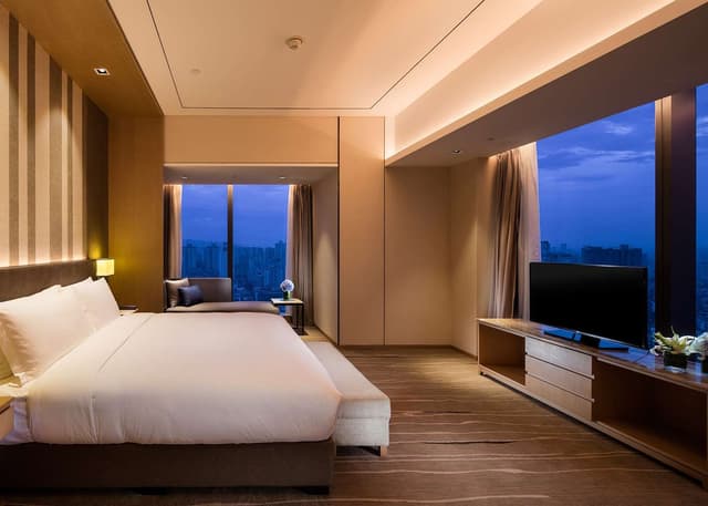 KING DELUXE SUITE - LOUNGE ACCESS
