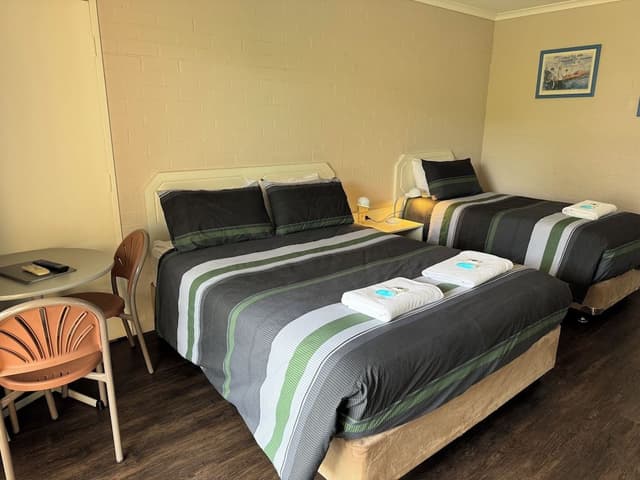 Upstairs Motel/Twin