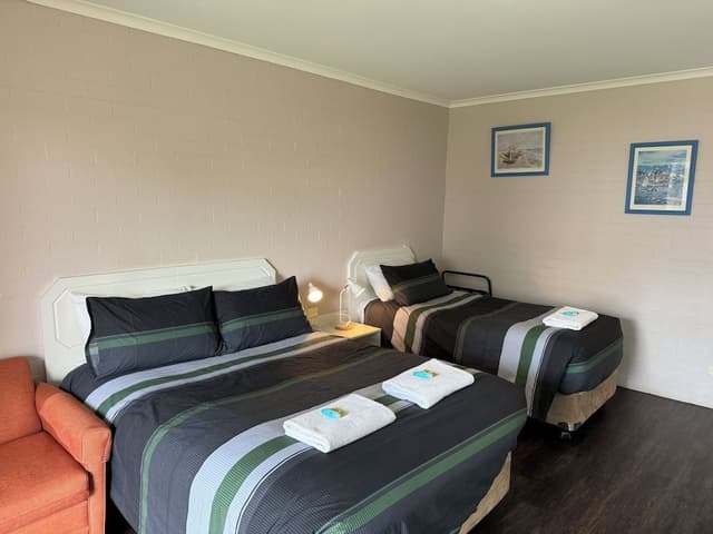 Upstairs Motel/Twin