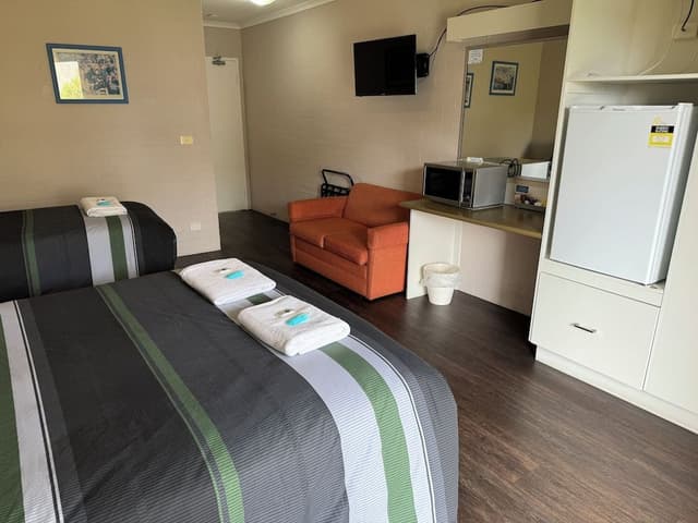 Upstairs Motel/Twin