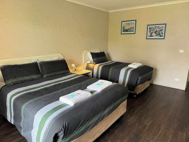 Upstairs Motel/Twin