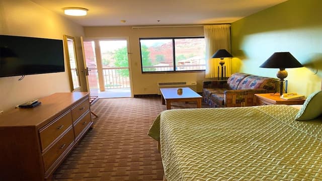 Deluxe Room, 1 King Bed, Mountain View