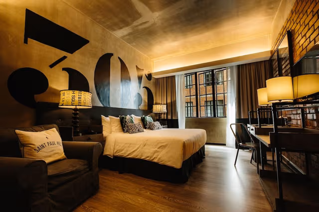 Deluxe Room, 1 King Bed, Courtyard View