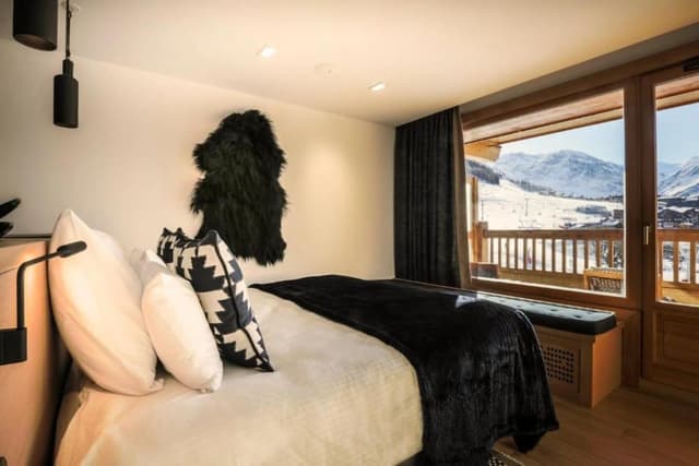 Suite, Slope View