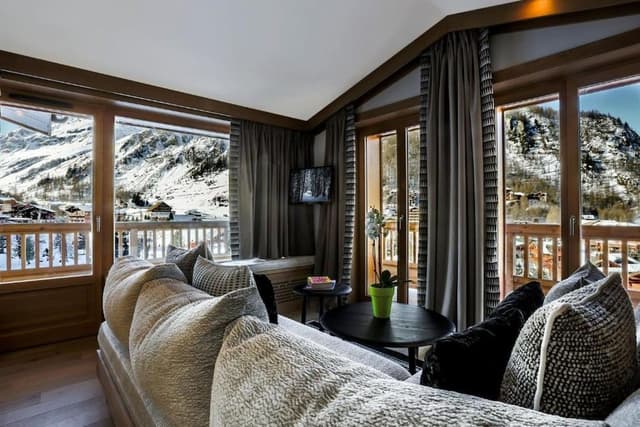 Suite, Slope View