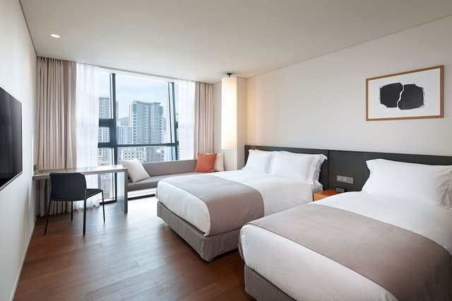 [Spicy Happiness PKG] Deluxe Family Twin City+Gift Box(6 types of Shin Ramyun+chopstick) per booking
