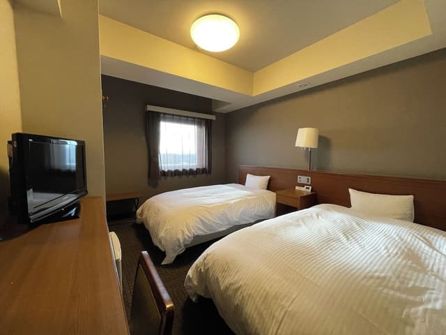 Twin Room, Smoking