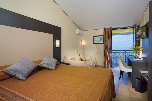 Junior Room, Balcony, Lake View