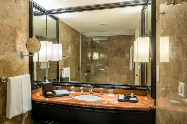 2 Single Beds Regent Club